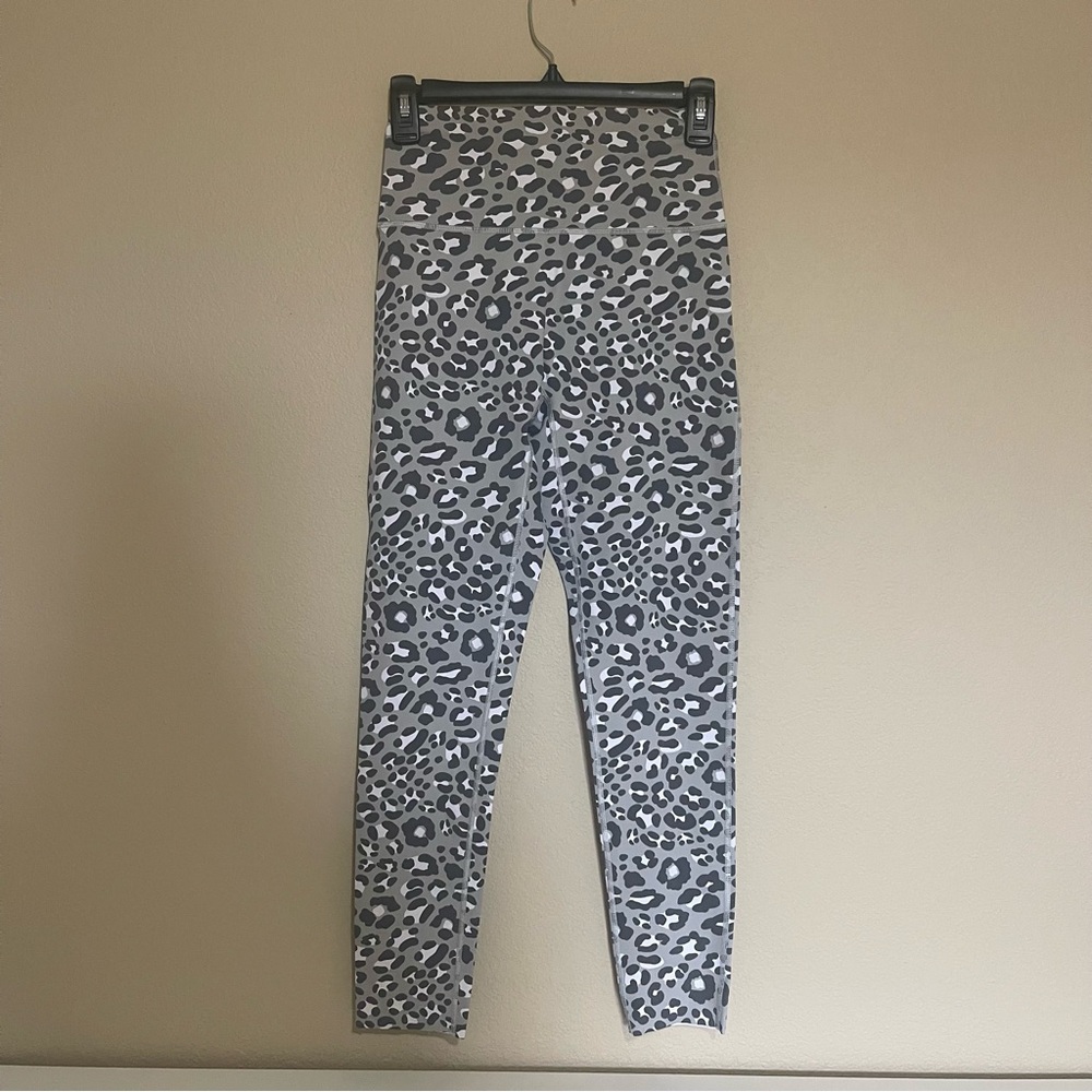 Offline aerie medium woman’s Gray and White Animal Print Leggings